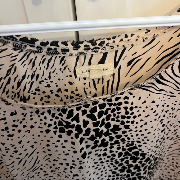 Urban Outfitters Black and White Cheetah/Zebra Print Blouse, Size M - Picture 6 of 6